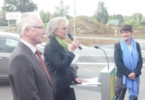 Viel Prominenz war zur Übergabe des Kreisverkehrs erschienen: Staatssekretätin Gisela Splett, Zweckverbandsvorsitzende OB Ursula Keck (am Mikrofon) und Remsecks EBM Karl-Heinz Balzer.