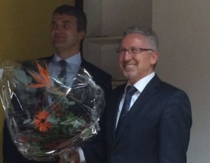 OB Dirk Schönberger hat mit einem Blumenstrauß zur Wiederwahl gratuliert 