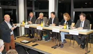 Der Fraktionsvorsitzende der Freien Wähler, Gerhard Waldbauer, begrüßt die Kandidaten auf dem Podium