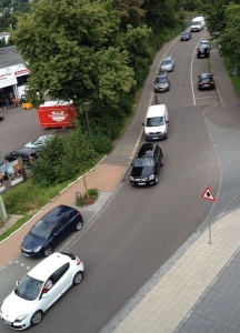 Ein alltägliches Bild: Stau-Umfahrer nutzen die Wehrbrücke in Aldingen